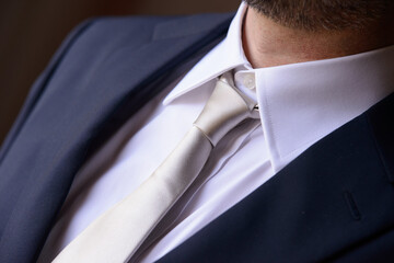 Dettaglio del nodo di una cravatta di un abito da cerimonia o di un manager - 469862303