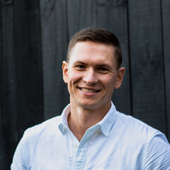 Obraz premium Head shot of a young professional white male with short brown hair and dimples 