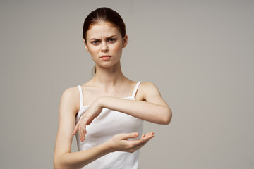 Obraz premium disgruntled woman rheumatism elbow pain health problems light background