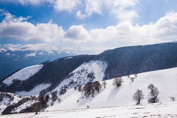 Fototapeta na wymiar Winter snowy landscape of the beautiful Monti Sibillini mountains in Italy