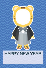 【年賀状テンプレート（寅年）】袴を着た虎の顔フォトフレームと青海波模様背景のイラスト（添え書きなし）