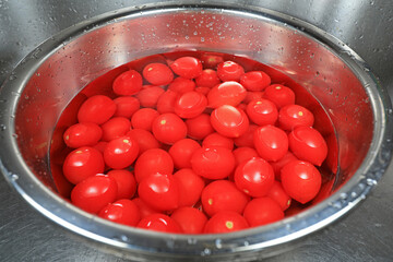 The cleaned tomatoes are in the tableware