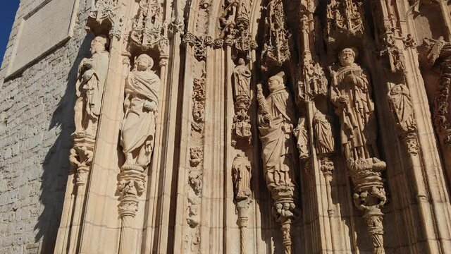Primer plano y detalle de esculturas de hombres santos en el p&oacute;rtico y fachada de la iglesia g&oacute;tico isabelina de San Pablo en Valladolid, Espa&ntilde;a
