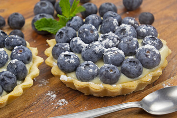 tartes aux myrtilles fraîches et savoureuses sur la table