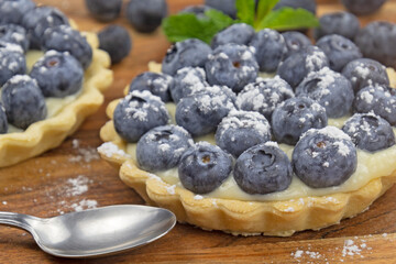tartes aux myrtilles fraîches et savoureuses sur la table