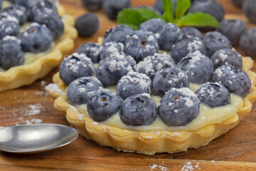 tartes aux myrtilles fraîches et savoureuses sur la table