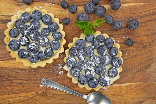tartes aux myrtilles fra&icirc;ches et savoureuses sur la table