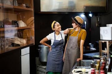 飲食店を経営する若い女性たち　ポートレート