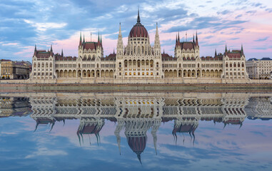 Naklejka premium Hungarian Parliament building at sunset with reflection in Danube river, Budapest, Hungary