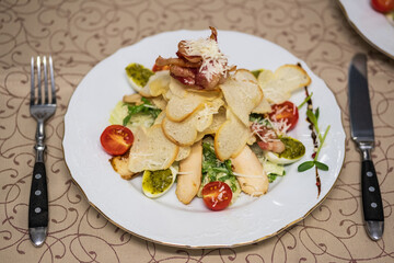 Tomato, greens, croutons and fried bacon salad