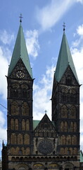 Fototapeta na wymiar Historische Kathedrale in der Altstadt von Bremen