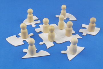 Obraz premium Many people figures on white puzzles. Hire employees, team building, teamwork concept. 