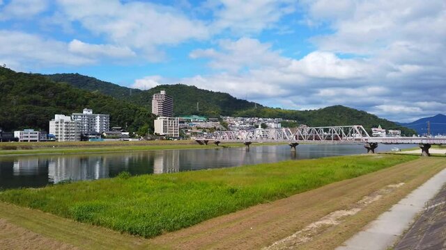 太田川の鉄橋を渡る列車