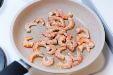 Shrimp fried in a white ceramic pan
