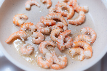 Shrimp fried in a white ceramic pan