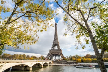 Fotobehang Eiffeltoren langs de rivier de Seine in het herfstseizoen, Parijs, Frankrijk © eyetronic