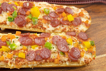 Pizza baguette au salami, fromage et légumes