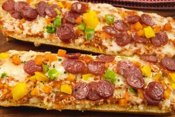 Pizza baguette au salami, fromage et légumes