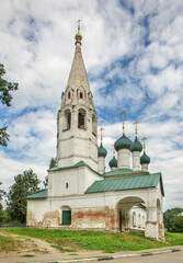 Fototapeta na wymiar Church of St. Nicholas Wonderworker in Chopped city at Kotoroslnaya (Kotorosl) embankment in Yaroslavl. Russia