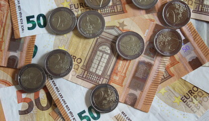Monete da 2 euro su banconote da 50 euro