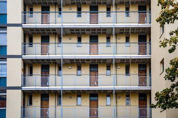 Fassade eines Hauses mit Laubengängen