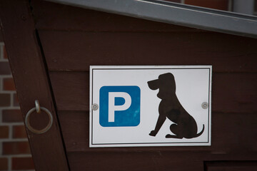 Schild mit einem Symbol Parkplatz und einem Hund