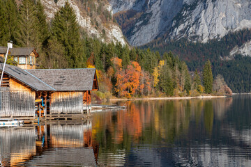Fototapeta na wymiar autumn on lake Altausseer See in the Salzkammergut in Austria