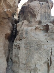 La petite cité nabatéenne Petra, en Jordanie, ancien chemin et historique de transport de produits locaux, des habitations taillées dans la roche, ombre, crevasse et escalade