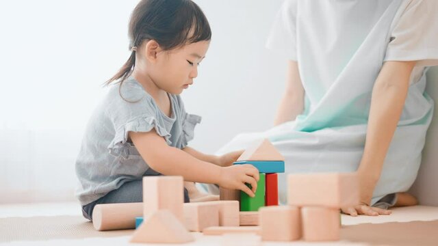 積み木で遊ぶ女の子