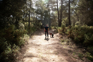 Mi amigo fiel y yo de paseo por el bosque