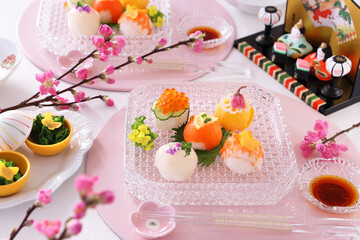 Obraz premium Homemade ball-shaped sushi for Japanese doll's festival. ひなまつり 桃の節句 手まり寿司 