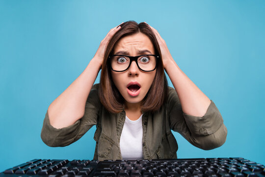 Portrait of surprised negative lady touch hands head scream look webcamera afraid start-up mistake isolated blue color background