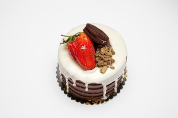 A small chocolate cake with cookies