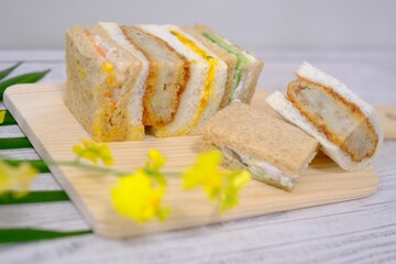 木のまな板に乗ったサンドイッチ