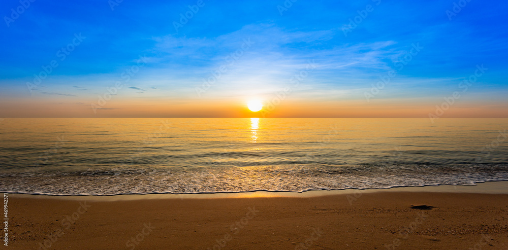 Wall mural Amazing beach sunset Beautiful landscape of ocean summer time sunset nature background