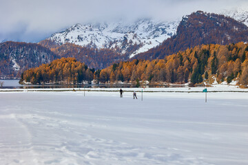 Wintersport in der verschneiten Schweiz