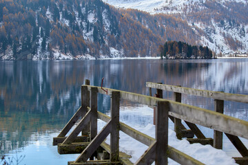 Steg an einem Bergsee - Stimmungsvolle Winterlandschaft