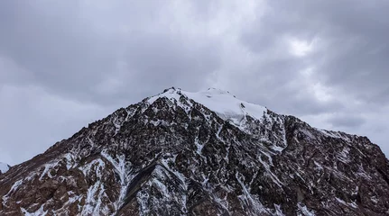 Deurstickers Nanga Parbat Met sneeuw bedekte bergen van de Khunjerab-pas in de buurt van de grens met Pakistan, gelegen in Gilgit-Baltistan, Pakistan