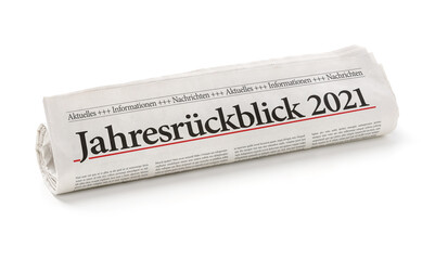 Zeitungsrolle mit der Überschrift Jahresrückblick 2021