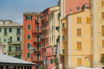 Fototapeta na wymiar Gli edifici che compongono la cosiddetta Palazzata di Camogli, in Liguria.