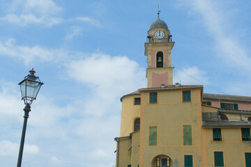 Fototapeta na wymiar La chiesa di Santa Maria Assunta nel centro storico di Camogli, in Liguria.