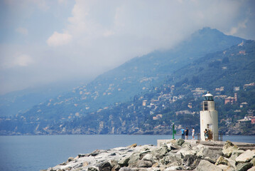 Il faro all'imbocco del porto di Camogli, in Liguria.