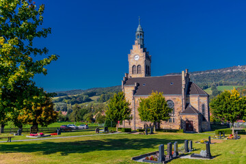 Fototapeta na wymiar Besuch am wunderschönen Bauwerk der Kirche in Kälberfeld vor den Toren der Hörselberge - Thüringen