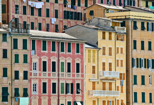 Gli edifici che compongono la cosiddetta Palazzata di Camogli, in Liguria.