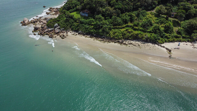 Vista a&eacute;rea praia paradis&iacute;aca no Brasil - Praia Ponta das Canas em Florian&oacute;polis