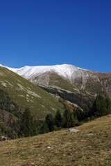Fototapeta na wymiar Montagnes du Vallespir dans les Pyrénées orientales avec de la neige en début d'hiver, pic Rojta et set homes