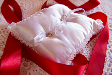 Scambio delle fedi e sposa in rosso