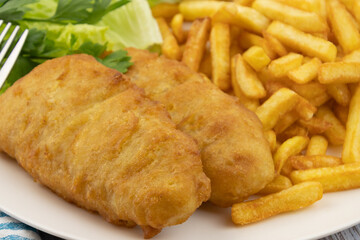 Fish and chips, sauce et salade