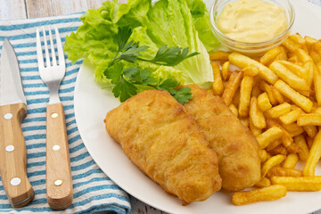 Fish and chips, sauce et salade