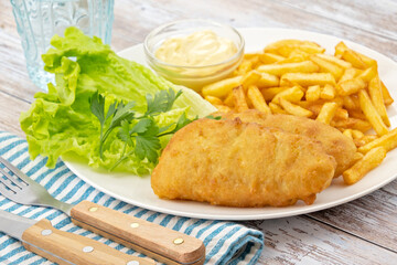 Fish and chips, sauce et salade